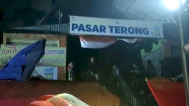 Pasar Terong Makasar terbakar, sebanyak 24 kios ludes terbakar, kebakaran ini terjadi akibat korsleting listrik.