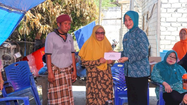 Tim Penggerak Kabupaten Selayar serahkan bantuan berupa uang tunai kepada korban kebakaran, Supriadi di Desa Buki Selayar.