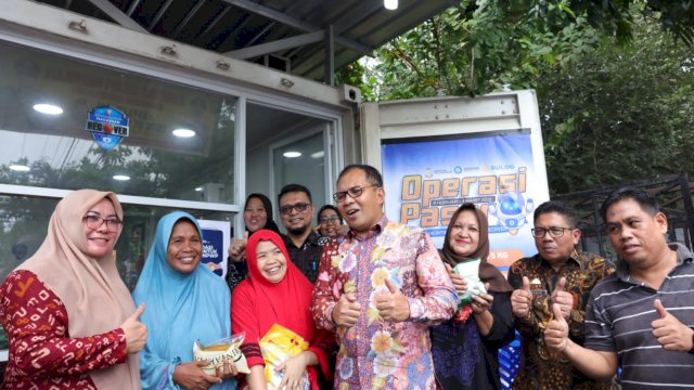 Wali Kota Makassar Danny Pomanto meninjau pasar murah di jln kandea disambut masyarakat setempat. Ia juga mengatakan tidak akan ada harga naik di pasar dan komiditi mahal.
