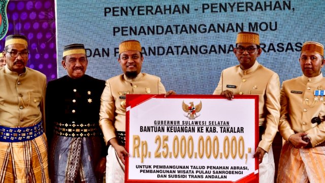 Gubernur Sulsel Andi Sudirman Sulaiman serahkan bantuan sebesar Rp 25 Miliar ke Pemerintah Takalar yang diterima langsung PJ Bupati Takalar Setiawan Aswad.