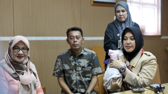 Antengnya Bayi Yusri Digendong Wakil Wali Kota Fatmawati Rusdi 