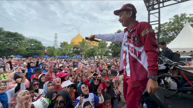 Ketua DPRD Kota Makassar Rudianto Lallo hadiri jalan sehat Anak Rakyat diikuti Ribuan masyarakat.