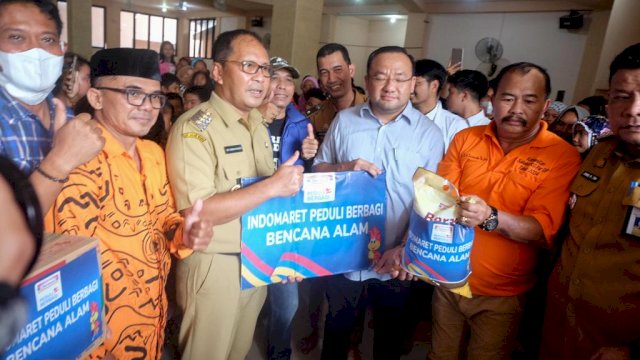 Wali Kota Makassar Danny Pomanto bersama PT Indomarco salurkan bantuan berupa sembako kepada