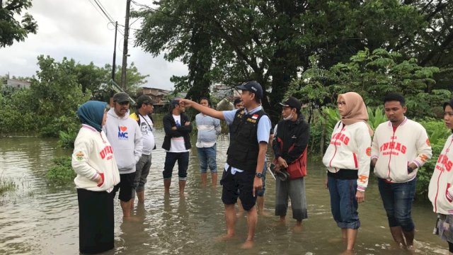 Ketua DPRD Kota Makassar Rudianto Lallo saat kunjungi masyarakat yang terdampak banjir di kelurahan Paccerakkang.