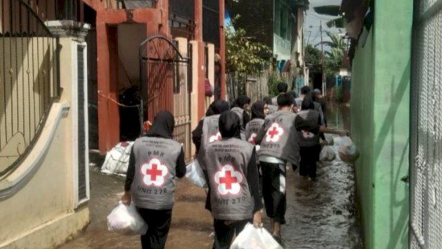 PMR SMA Islam Athirah Makassar beri bantuan korban terdampak banjir di Kecamatan Manggala.