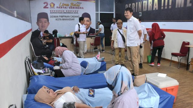 Proses pelaksanaan kegiatan donor darah dan pemeriksaan kesehatan di DPC Gerindra Kota Makassar, Jl Raya Pendidikan, Minggu (19/2/2023)