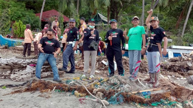 Pengurus dan Anggota Organisasi RAPI Wilayah 15 Selayar Melakukan Bakti Sosial Pembersihan Sampah