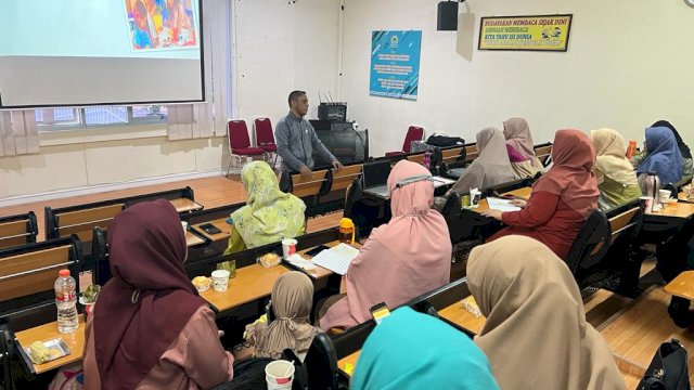 Sekolah Islam Athirah selenggarakan forum pengembangan guru hadirkan pemateri Dr. Muhammad Akil Musi Dosen PAUD UNM di Ruang Multimedia Sekolah Islam Athirah Kajaolalido.