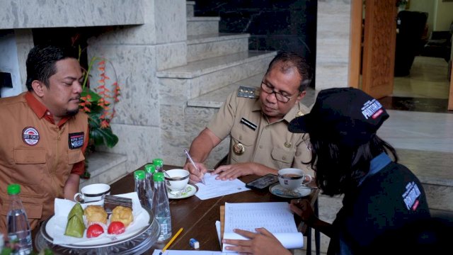 Pantarlih Kota Makassar sambangi kediaman pribadi Wali Kota Makassar Danny Pomanto guna lakukan Coklit data pemilih untuk pelaksanaan Pemilu 2024.