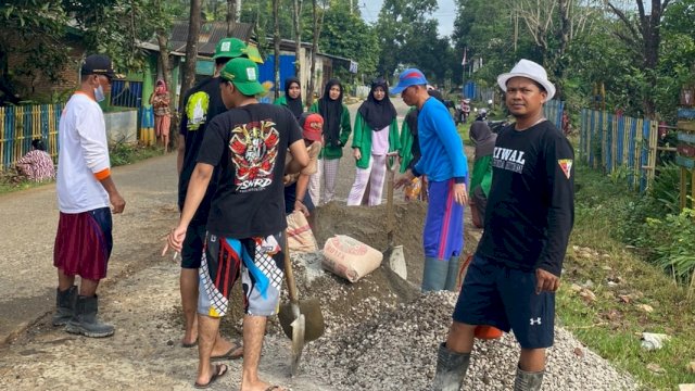 Pemerintah Desa Bara Batu bersama masyarakat dan mahasiswa KKN UIN Alauddin Makassar bergotong royong memperbaiki jalanan rusak di beberapa dusun.