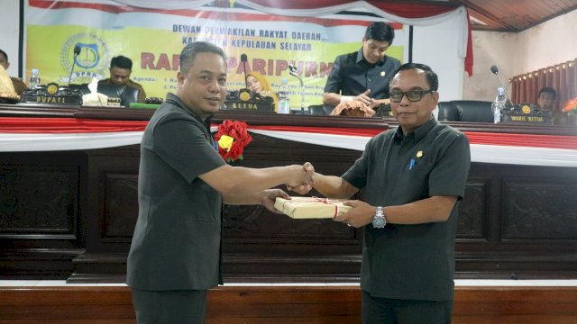 Sekretaris Daerah Serahkan Tiga Ranperda ke DPRD Kepulauan Selayar