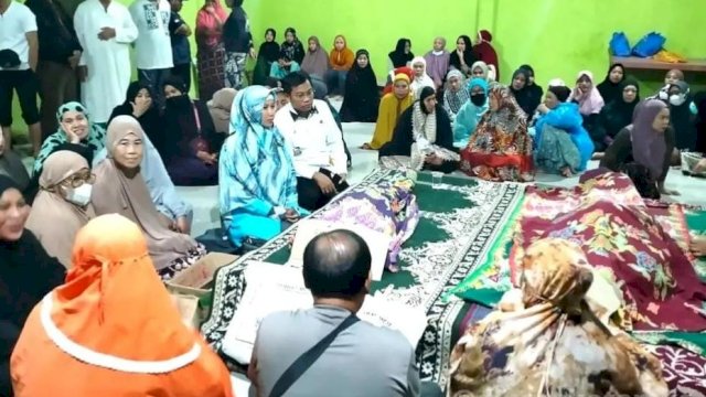 Kadinsos Makassar Melayat ke Rumah Duka Korban Angin Puting Beliung di Sudiang Biringkanaya