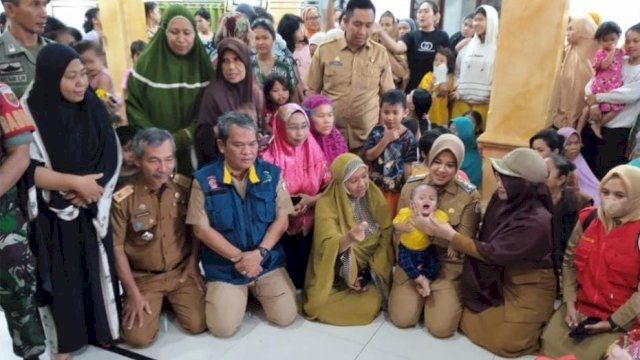 Plt Kadinsos Makassar Dampingi Wawali Kunjungi Korban Terdampak Banjir di Tallo