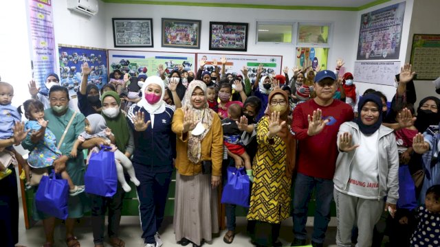 Wakil Wali Kota Makassar Fatmawati Rusdi bersama masyarakat rutin lakukan cek anak yang mengalami stunting dalam kegiatan grebek stunting di PKM Mamajang dan PKM Cendrawasih.