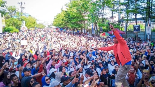 Ketua DPRD Kota Makassar Rudianto Lallo bersama puluhan ribu warga kecamatan panakukang hadiri kegiatan jalan sehat Anak Rakyat.