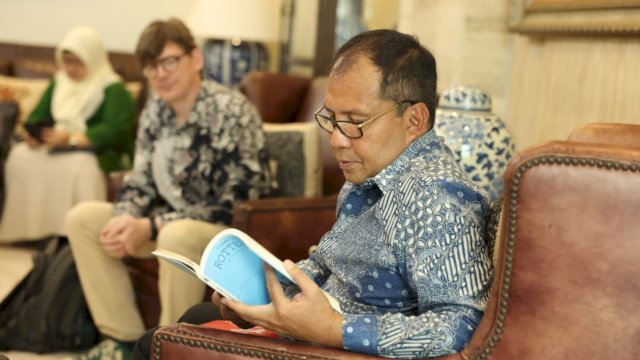 Wali kota Makassar Danny Pomanto saat membaca buku berjudul Ma Voisine Est Indonesienne atau Tetanggaku Orang Indonesia yang di berikan oleh Emmanuel Lemaire seorang komikus asal Perancis.