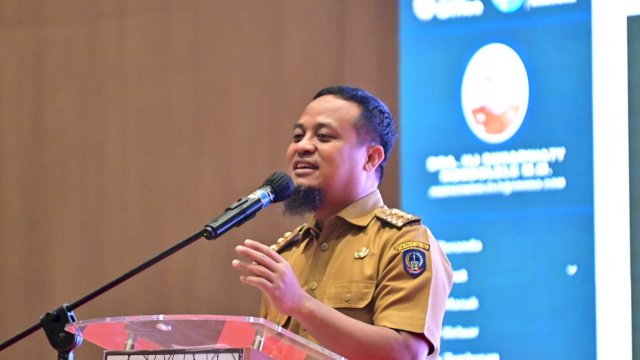 Gubernur Sulsel Andi Sudirman Sulaiman mendapat Penghargaan Universal Health Coverage (UHC) Award 2023 dan diserahkan secara langsung secara simbolis oleh Menteri Kesehatan Budi Gunadi Sadikin di Balai Sudirman Tebet, Jakarta Selatan.