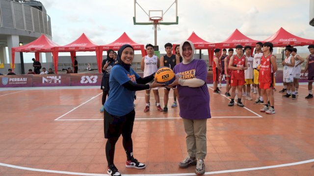 Hadir dalam lomba Nipah 3x3 Basketball South Sulawesi Series, Ketua Perbasi Kota Makassar Indira Yusuf Ismail berikan semangat ke peserta lomba di Arena Basket Second Floor Nipah Mall.