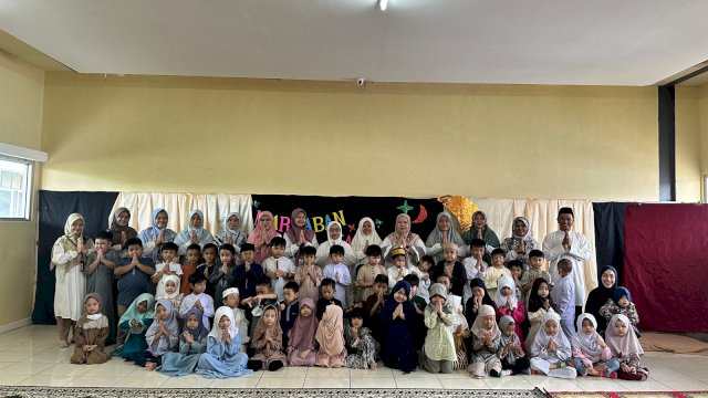 Foto bersama murid, guru dan karyawan TK Islam Athirah 1 Makassar dalam kegiatan Tarhib Ramadhan di lantai 3 TK Islam Athirah.
