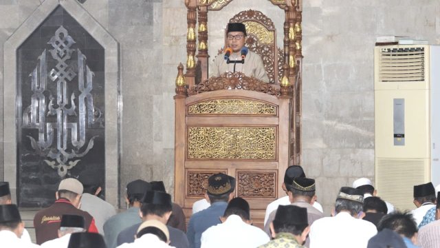 Isi Mimbar Mesjid Agung Al Umaraini, Bupati Basli Ingatkan Jamaah Perbanyak Ibadah Sosial di Bulan Ramadhan