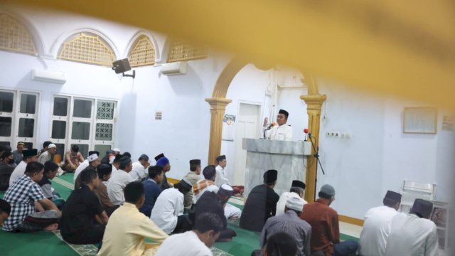 Wali Kota Makassar Danny Pomanto saat berceramah usai shalat subuh berjamaah bersama masyarakat di Masjid Nur Al Aqsha Jl Amirullah, Mamajang Makassar.