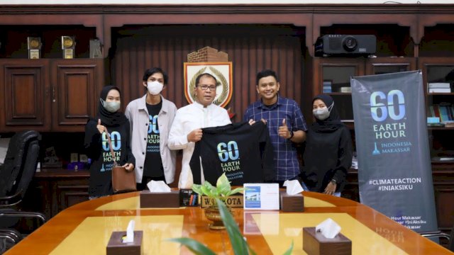 Wali Kota Makassar Danny Pomanto bersama audiens dari Panitia Earth Hour untuk mengakak masyarakat menyukseskn kampanye Global Earth Hour Switch Off 2023, pertemuan ini dilakukan di Ruang rapat Wali Kota Balai Kota Makassar.