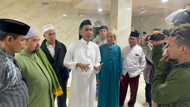 Ketua DPRD Kota Makassar Rudianto Lallo kunjungi Masjid Ittifaqul Jamaah saat usai lakukan safari ramadhan bersama Sekretaris MUI KH Maskur, mereka prihatin atas musibah robohnya kubah masjid yang mengakibatkan 14 jamaah alami luka-luka.
