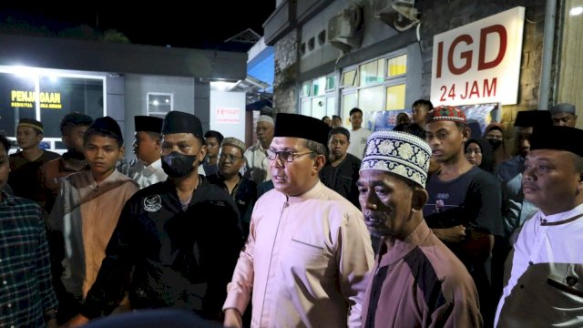Depan IGD RSAL Jala Ammari, Wali Kota Makassar Danny Pomanto meminta Dinas PU untuk lakukan uji kontruksi terhadap bangunan Masjid Ittifaqul Jamaah yang kubahnya roboh.