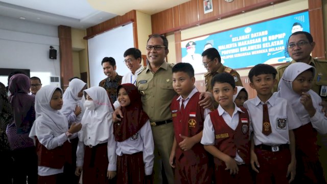 Foto bersama Wali Kota Makassar Danny Pomanto bersama siswa SD- SMP se Kota Makassar dalam Bimbingan Teknis Pembelajaran Metode GASING yang berlangsung di Aula Balai Besar Penjaminan Mutu Pendidikan (BBPMP) Sulsel.