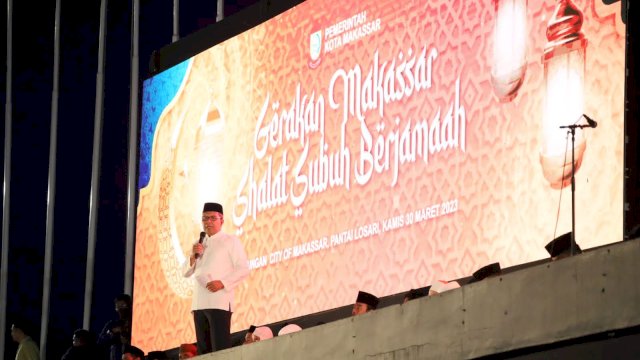 Wali Kota Makassar Danny Pomanto saat berada di hadapan masyarakat dalam kegiatan Gerakan Shalat Subuh Berjamaah yang berlokasi di Anjungan Pantai Losari, Makassar.