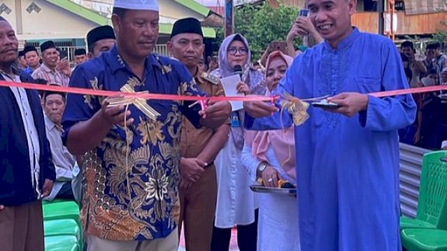 Ketua DPRD Kota Makassar Rudianto Lallo resmikan Taman Kanak-Kanak Islam Ah-Zahrah di Kampung Kera-kera, Kec Tamalanrea Makassar, didampingi Camat Tamanlrea Andi Salman.