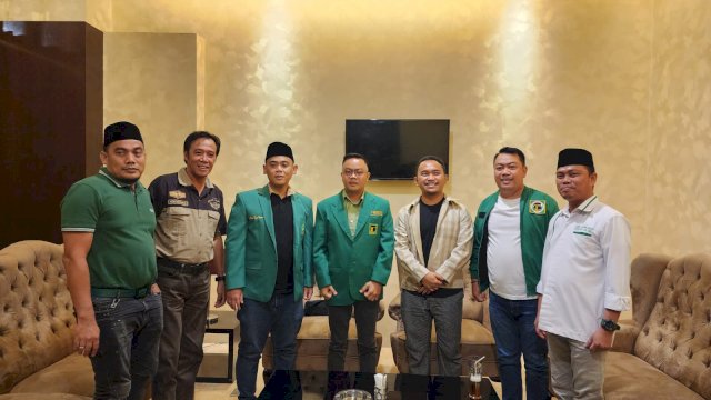 Arfah Yusuf usai mengenakan almamater PPP bersama Ketua DPW PPP Sulsel, Imam Fauzan didampingi Ketua DPC PPP Makassar, Akbar Yusuf dan Sekretaris PPP Makassar, RTQ.