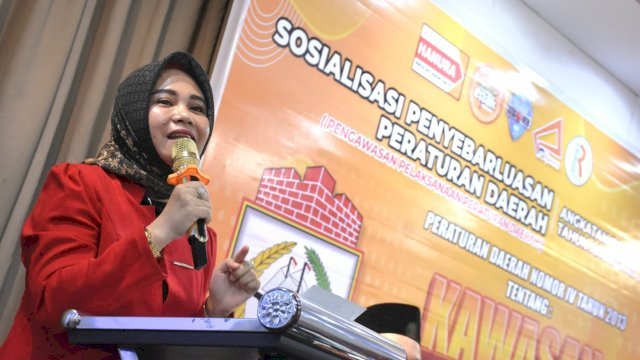 Irmawati Sila sat menggelar Sosialisasi Perda KTR.