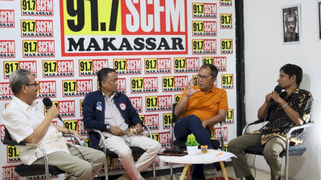 Wali Kota Makassar Danny Pomanto bersama Edy Thamrin dan Riswan Muchsin sebagai narasumber talkshow dalam rangka Hari Penyiaran Nasional di Radio SC FM, Jalan landak Makassar.