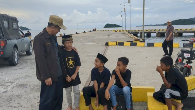 Cerita Menarik Wakil Bupati Kepulauan Selayar Bersama 4 Orang Bocah di Pelabuhan