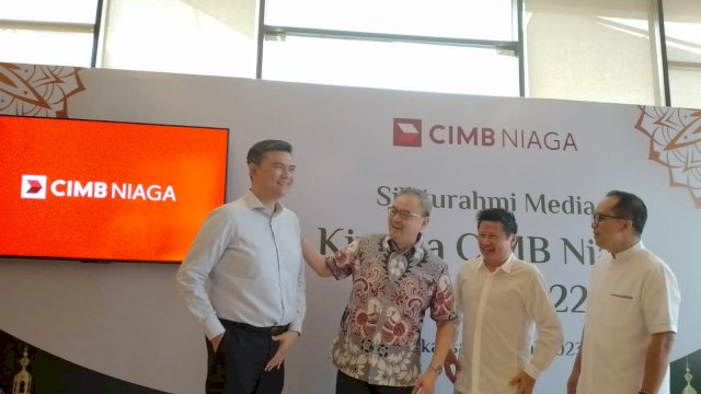 Chief of Network & Digital Banking Niaga Budiman Tanjung bersama Head of Region Ahmad S. Ilham dalan jumpa pers di PT Bank CIMB Niaga Makassar.