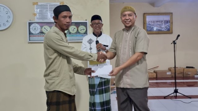 Bupati MBA Beri Bantuan Untuk Kemakmuran Masjid Nurul Yaqin Ujung Jampea