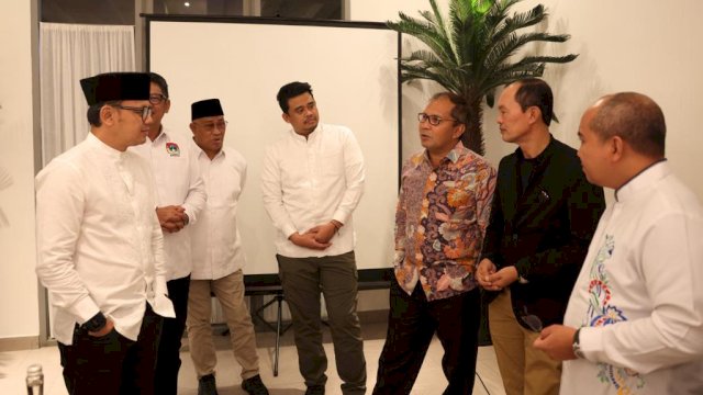 Wali Kota Makassar Danny Pomanto bersama sejumlah kepala daerah sekaligus dewan pengurus, dewan pengawas dan ketua komwil Apeksi Makassar.