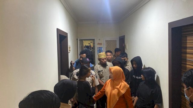 Dinsos Makassar bekerja sama dengan jajaran Polrestabes Makassar lakukan razia penertiban penyakir masyarakat di Bulan Suci Ramadhan, razia ini dilakukan di beberapa penginapan kelas melati di Kecamatan Panakkukang Makassar.