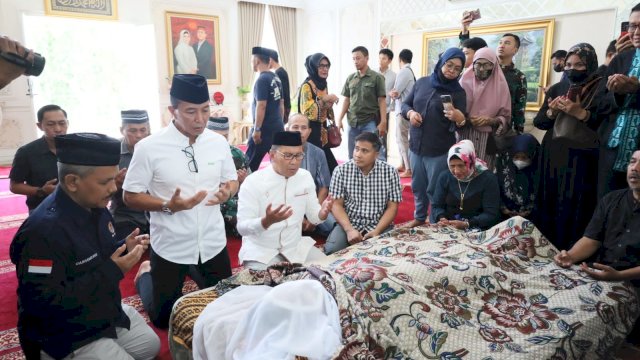 Wali Kota Makassar Danny Pomanto datangi rumah duka Anggota DPR RI Rapsel Ali, doakan dan sampaikan duka cita.