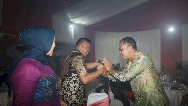 Wali Kota Makassar Danny Pomanto bersama Kapolrestabes Makassar Kombes Pol Setyo Boedi Moempoeni dalam acara Malam Kenal Pamit.