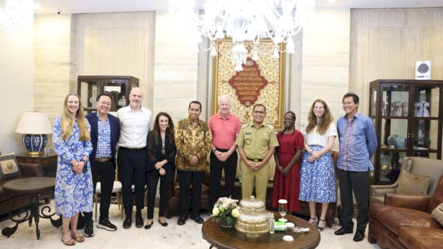 Foto bersama Wali Kota Makassar Danny Pomanto bersama delegasi Wellcome Trust dan Monash University di kediaman pribadi Jl Amirullah Makassar 