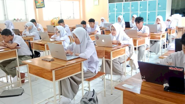 Siswa siswi SMP Islam Athirah Bukit Baruga laksanakan Ujian Sekolah dengan menggunakan aplikasi SIMDIK.