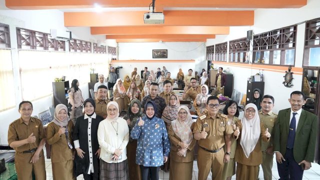 Foto bersama Bunda PAUD Kota Makassar Indira Yusuf dan guru di SMP Negeri 6 Makassar dan SMP Negeri Makassar.