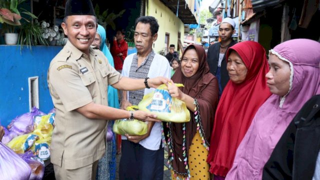 Diskominfo Kota Makassar lakukan silatuhrahmi serta bagi sembako ke warga di Lorong Wisata yang ada di Makassar.