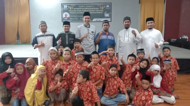 Foto bersama siswa dan guru karyawan Boarding School Athirah serta anak Panti Asuhan Muslim Pancasila di gedung Gymnasium Sekolah Islam Athirah Bukit Baruga.