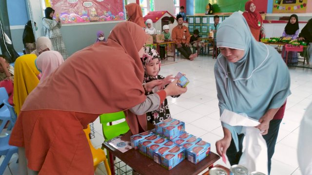 TK Islam Athirah Bukit Baruga berbagi sembako dan mainan ke masyarakat di sekitar sekolah TK Islam Athirah Bukit Baruga Makassar.