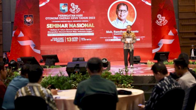 Wali Kota Makassar Danny Pomanto dalam agenda Seminar Nasional Hari OTDA ke XXVII salah satu rangkaian peringatan Hari OTDA yang ditempatkan di Kota Makassar. 