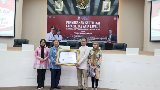 Foto bersama Wali Kota Makassar, Wakil Wali Kota Makassar bersama BPKB Perwakilan Provinsi Sulsel dalam penyerahan sertifikat APIP level 3 di Ruang Sipakatau Balai Kota Makassar.