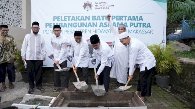Wali Kota Makassar Danny Pomanto letakkan batu pertama untuk pembangunan asrama baru di Ponpes Hidayatullah, BTP Makassar.